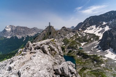 Tiroler Zugspitz Arena 'daki Ehrwald yakınlarındaki Mieminger dağlarında Vorderer Drachenkopf' a dağ turu