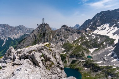 Tiroler Zugspitz Arena 'daki Ehrwald yakınlarındaki Mieminger dağlarında Vorderer Drachenkopf' a dağ turu