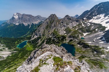 Tiroler Zugspitz Arena 'daki Ehrwald yakınlarındaki Mieminger dağlarında Vorderer Drachenkopf' a dağ turu