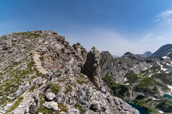 Tiroler Zugspitz Arena 'daki Ehrwald yakınlarındaki Mieminger dağlarında Vorderer Drachenkopf' a dağ turu