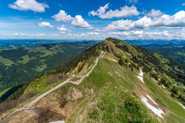 Brunnenauscharte üzerinden Allgau 'daki Nagelfluhkette' de Hochgrat 'a dağ turu.