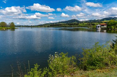 Rottachsee Gölü boyunca Allgau bölgesindeki Burgkranzegg kalıntılarına uzanan vadi yolu ile güzel bir yürüyüş.