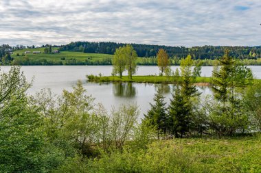 Rottachsee Gölü boyunca Allgau bölgesindeki Burgkranzegg kalıntılarına uzanan vadi yolu ile güzel bir yürüyüş.