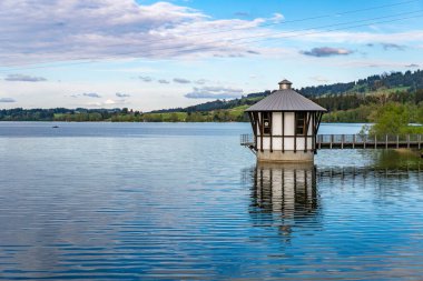 Rottachsee Gölü boyunca Allgau bölgesindeki Burgkranzegg kalıntılarına uzanan vadi yolu ile güzel bir yürüyüş.
