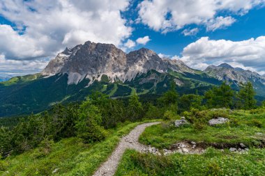 Ehrwald 'daki panoramik dağ turu Tajatorl üzerinden Drachensee' ye, Coburger Hut ve Seebensee Tiroler Zugspitz Arena 'da