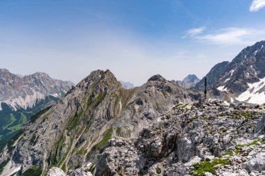 Tiroler Zugspitz Arena 'daki Ehrwald yakınlarındaki Mieminger dağlarında Vorderer Drachenkopf' a dağ turu