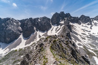 Tiroler Zugspitz Arena 'daki Ehrwald yakınlarındaki Mieminger dağlarında Vorderer Drachenkopf' a dağ turu