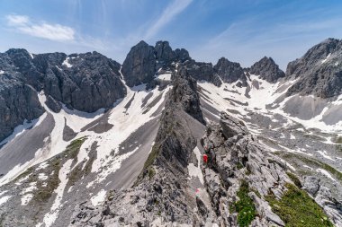 Tiroler Zugspitz Arena 'daki Ehrwald yakınlarındaki Mieminger dağlarında Vorderer Drachenkopf' a dağ turu