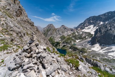Tiroler Zugspitz Arena 'daki Ehrwald yakınlarındaki Mieminger dağlarında Vorderer Drachenkopf' a dağ turu