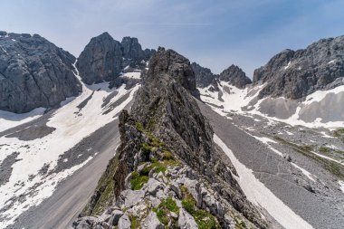 Tiroler Zugspitz Arena 'daki Ehrwald yakınlarındaki Mieminger dağlarında Vorderer Drachenkopf' a dağ turu