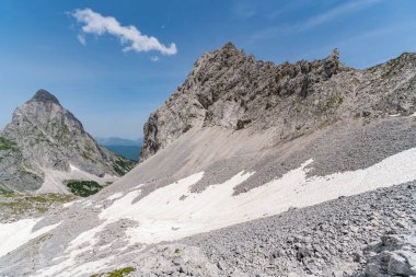 Tiroler Zugspitz Arena 'daki Ehrwald yakınlarındaki Mieminger dağlarında Vorderer Drachenkopf' a dağ turu