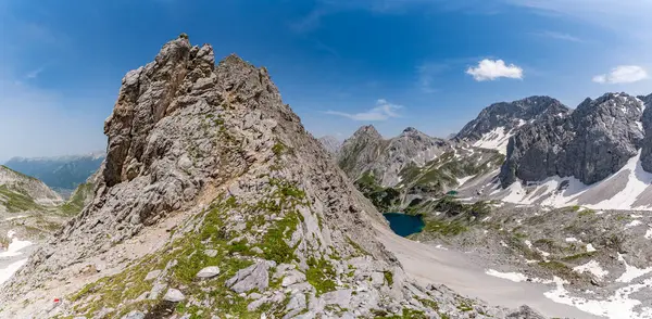 Tiroler Zugspitz Arena 'daki Ehrwald yakınlarındaki Mieminger dağlarında Vorderer Drachenkopf' a dağ turu