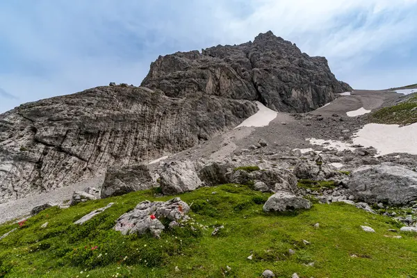 Tiroler Zugspitz Arena 'daki Ehrwald yakınlarındaki Mieminger dağlarında Vorderer Drachenkopf' a dağ turu