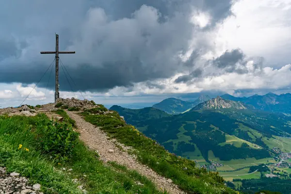 stock image Mountain tour in Schattwald from the Wannenjochbahn to the Kuhgrundkopf in the Tannheimer Tal