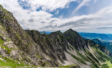 Engebeli dağların ve Bavyera 'daki yeşil çayır manzarası sergilenen açık hava maceraları ve tırmanma fırsatları