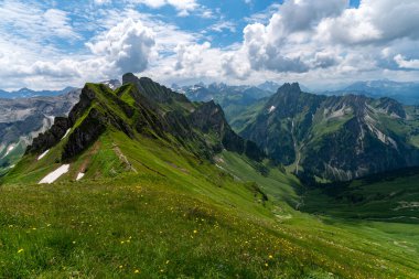 Nebelhorn 'dan Laufbacher Eck üzerinden Oberstorf yakınlarındaki Allgau Alpleri' ndeki Oytal 'a yürüyün.