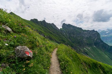 Nebelhorn Edmund-Probst-Haus 'tan Laufbacher Eck üzerinden Oberstorf yakınlarındaki Allgau Alplerindeki Oytal' a harika bir yüksek irtifa yürüyüşü.