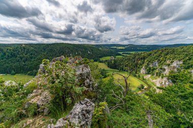 Tuna Vadisi bölgesinin engebeli uçurumlarında nefes kesici manzaralar ve çarpıcı manzaralar keşfedin.