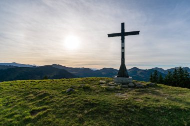 Rangiswanger Horn 'dan güzel bir manzara sonbaharda resimli bir alp zeminine karşı haçı gösteriyor.