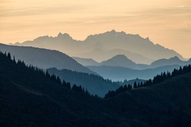 Ostertal 'dan Rangiswanger Boynuzu' na, Immenstadt yakınlarındaki Allgau 'daki Nagelfluhkette Doğa Parkı' nda yürüyüş.