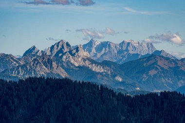 Sonbaharda Bavyera 'nın dağlık manzarasının manzaralı güzelliğini gösteren nefes kesici manzara