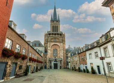 Aachen Katedrali 'nin girişinin önündeki katedral avlusu.