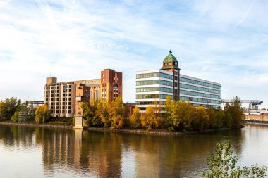 Duesseldorf limanındaki Plange değirmeninin silo binaları