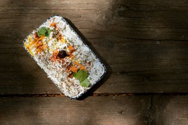 Ahşap bir masada yoğurt aperatifi yakın çekim.