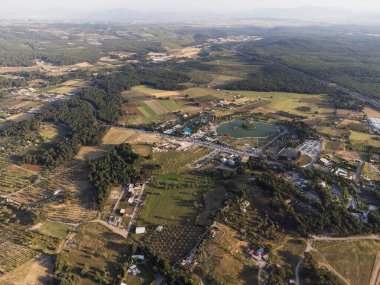 İzmir, Türkiye - 22 Mayıs 2022: Buca Golet 'in insansız hava aracı görüntüsü. Buca golet İzmir 'de yapay bir gölet.