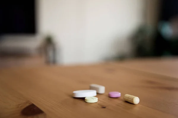 Různé Pilulky Dřevěném Stole Domě — Stock fotografie