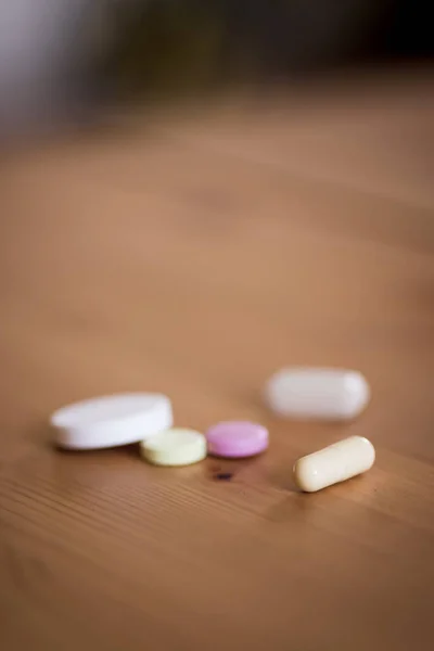 Diverses Pilules Sur Une Table Bois Dans Une Maison — Photo