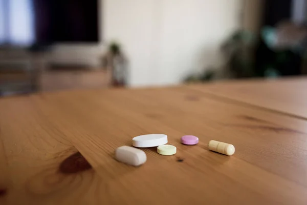 Diverses Pilules Sur Une Table Bois Dans Une Maison — Photo