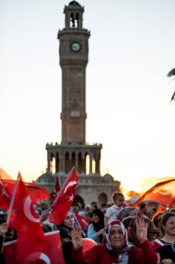 İzmir, Türkiye - 15 Temmuz 2022: 15 Temmuz İzmir Demokrasi Günü. İzmir 'deki Konak Meydanı' nda ve tarihi saat kulesinin önünde Türk bayrakları taşıyan çan kulesi.