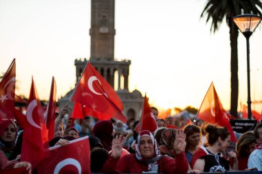 İzmir, Türkiye - 15 Temmuz 2022: 15 Temmuz İzmir Demokrasi Günü. İzmir 'deki Konak Meydanı' nda ve tarihi saat kulesinin önünde Türk bayrakları taşıyan çan kulesi.