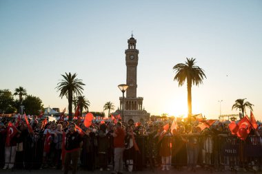İzmir, Türkiye - 15 Temmuz 2022: 15 Temmuz İzmir Demokrasi Günü. İzmir 'deki Konak Meydanı' nda ve tarihi saat kulesinin önünde Türk bayrakları taşıyan çan kulesi.