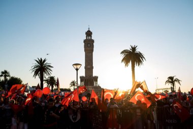 İzmir, Türkiye - 15 Temmuz 2022: 15 Temmuz İzmir Demokrasi Günü. İzmir 'deki Konak Meydanı' nda ve tarihi saat kulesinin önünde Türk bayrakları taşıyan çan kulesi.