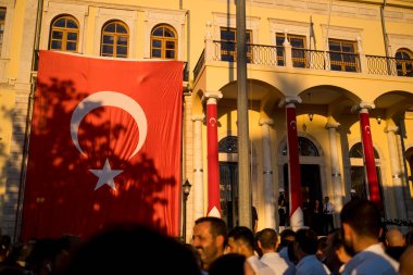 İzmir, Türkiye - 15 Temmuz 2022: 15 Temmuz İzmir Demokrasi Günü. İzmir şehir merkezi kalabalık.