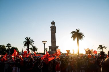 İzmir, Türkiye - 15 Temmuz 2022: 15 Temmuz İzmir Demokrasi Günü. İzmir 'deki Konak Meydanı' nda ve tarihi saat kulesinin önünde Türk bayrakları taşıyan çan kulesi.
