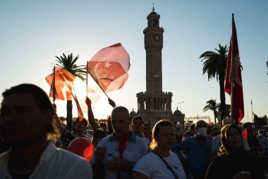 İzmir, Türkiye - 15 Temmuz 2022: 15 Temmuz İzmir Demokrasi Günü. İzmir 'deki Konak Meydanı' nda ve tarihi saat kulesinin önünde Türk bayrakları taşıyan çan kulesi.