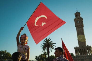 İzmir, Türkiye - 15 Temmuz 2022: 15 Temmuz Demokrasi ve Konak Meydanı İzmir Özgürlük Günü 'nde Türk bayrağı taşıyan bir çocuk.