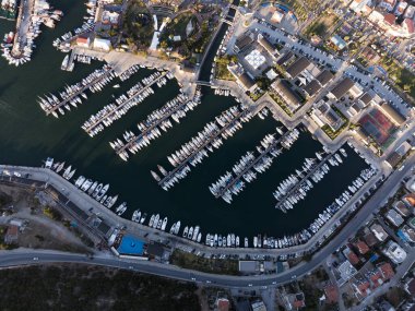 İzmir, Türkiye - 23 Temmuz 2022: İzmir 'de hava üst görünümü Seferihisar Marina.
