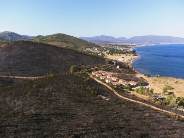İzmir, Türkiye - 23 Temmuz 2022: Derya sitesi Seferihisar Doganbey Türkiye 'deki orman yangınından sonra hava manzarası