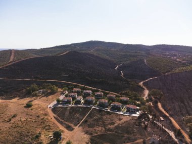 İzmir, Türkiye - 23 Temmuz 2022: Derya sitesi Seferihisar Doganbey Türkiye 'deki orman yangınından sonra hava manzarası