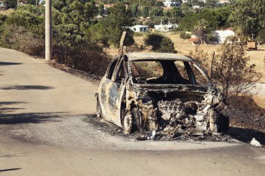İzmir, Türkiye - 23 Temmuz 2022: Derya Seferihisar İzmir 'de çıkan orman yangınından sonra yanan araba.