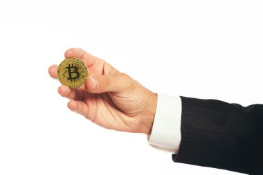 İzmir, Türkiye - 11 Ağustos 2022: İşadamı Eli beyaz arka planda bir bitcoin tutuyor.