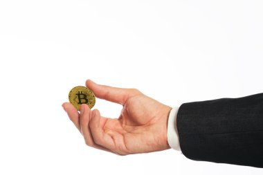 İzmir, Türkiye - 11 Ağustos 2022: İşadamı Eli beyaz arka planda bir bitcoin tutuyor.