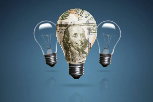 Одна Лампочка Завернута Банкноты 100 Долларов Заднем Плане Синем Фоне — стоковое фото