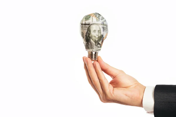 白い背景に100ドル紙幣を包んだ電球を持っているビジネスマンの手 — ストック写真
