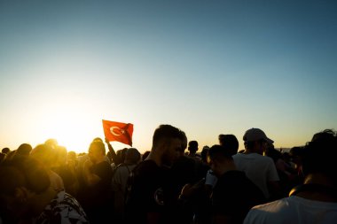 İzmir, Türkiye - 9 Eylül 2022: Cumhuriyet Meydanı 'ndaki İzmir Günü kutlamalarında kalabalıklar arasında Türk bayrağı.