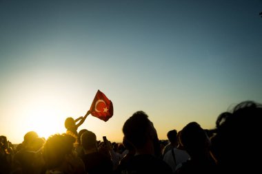 İzmir, Türkiye - 9 Eylül 2022: Cumhuriyet Meydanı 'ndaki İzmir Günü kutlamalarında kalabalıklar arasında Türk bayrağı.